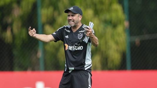 Eduardo Coudet roda o elenco do Atlético no Campeonato Mineiro