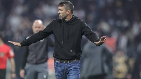 Eduardo Coudet sofre críticas após partida diante do Corinthians