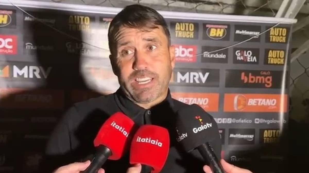 Atlético: Coudet sofre com efeitos de gás de pimenta durante entrevista 