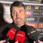 Atlético: Coudet sofre com efeitos de gás de pimenta durante entrevista 