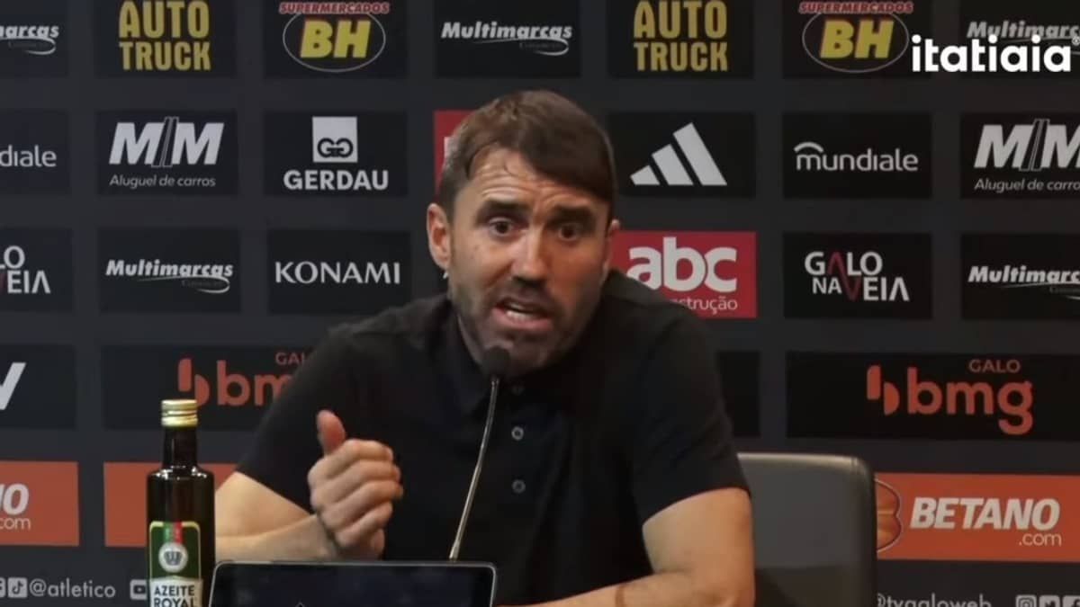 Coudet, do Atlético, responde Mano Menezes após indireta do técnico do Inter