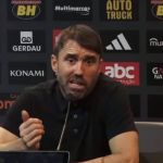 Coudet, do Atlético, responde Mano Menezes após indireta do técnico do Inter