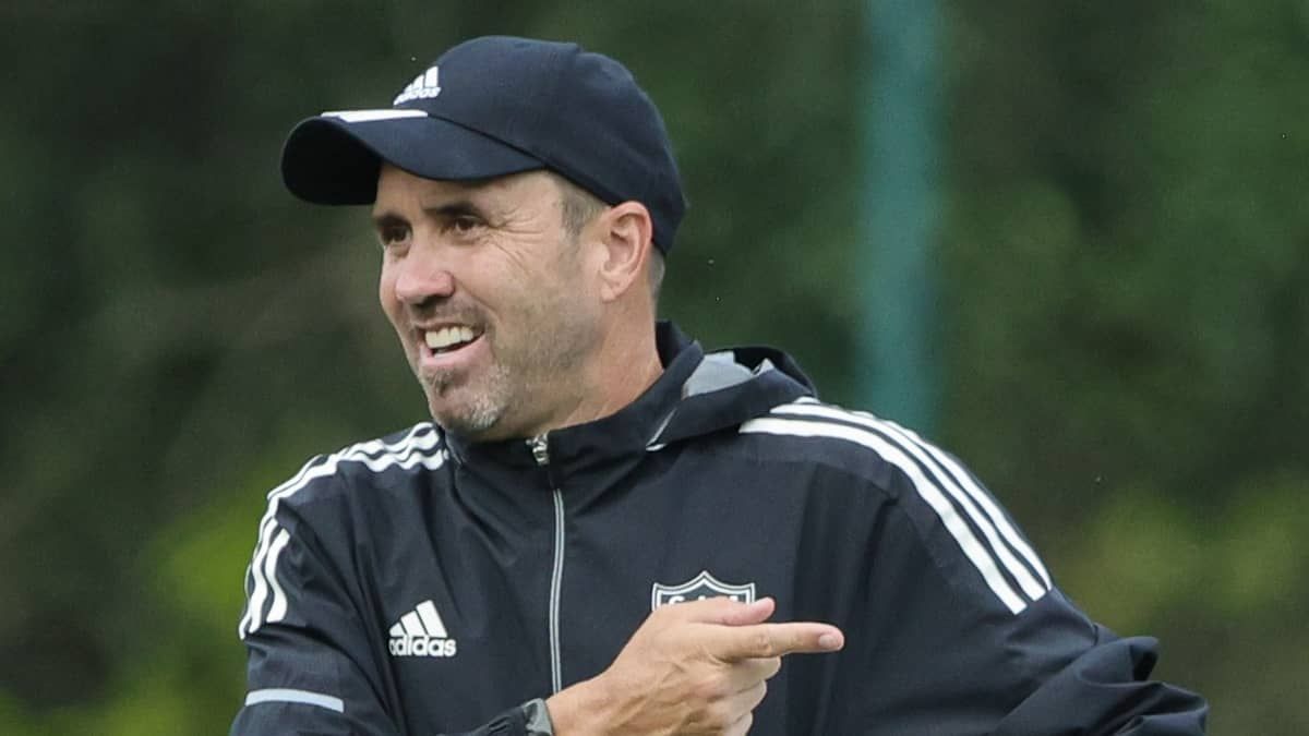 Atlético terá retorno de defensor para duelo com Internacional; saiba quem é