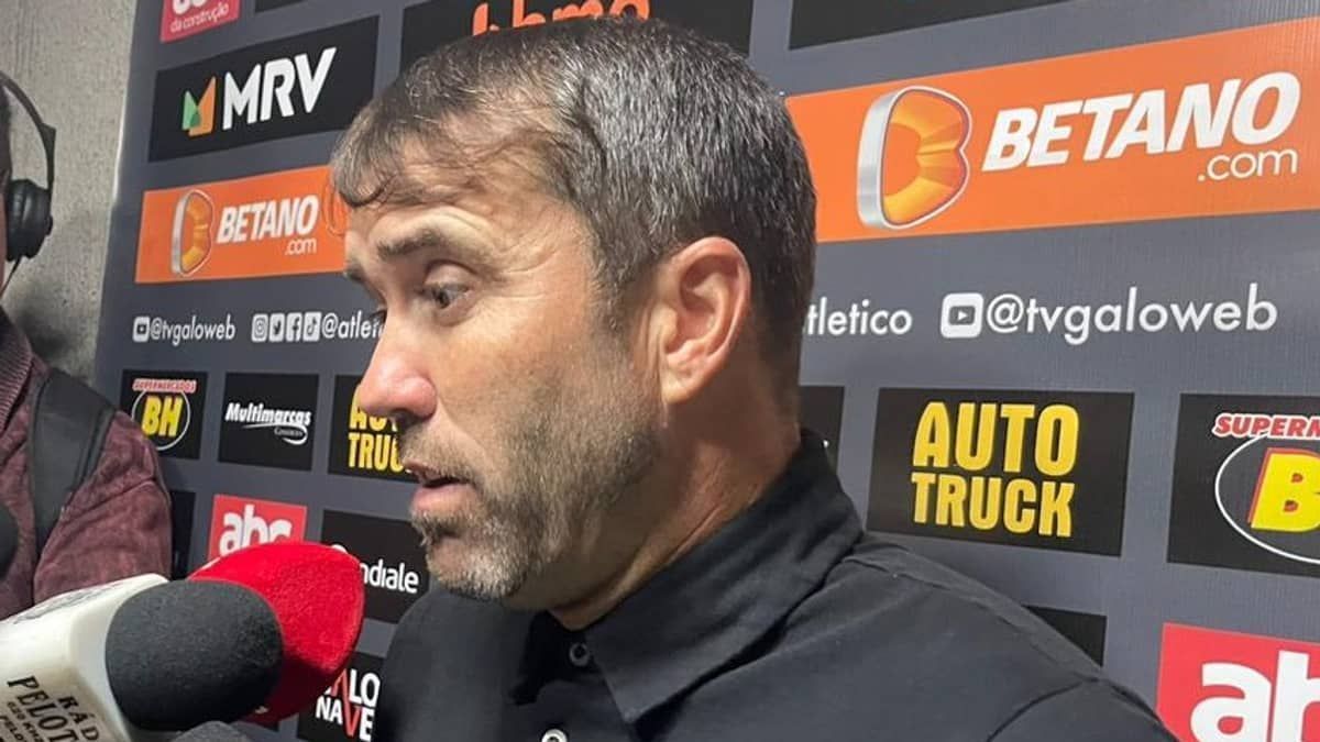 Comentarista cobra explicações de Coudet sobre 'pouco futebol' no Atlético