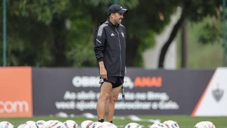 Eduardo Coudet tem a primeira decisão no comando do Atlético