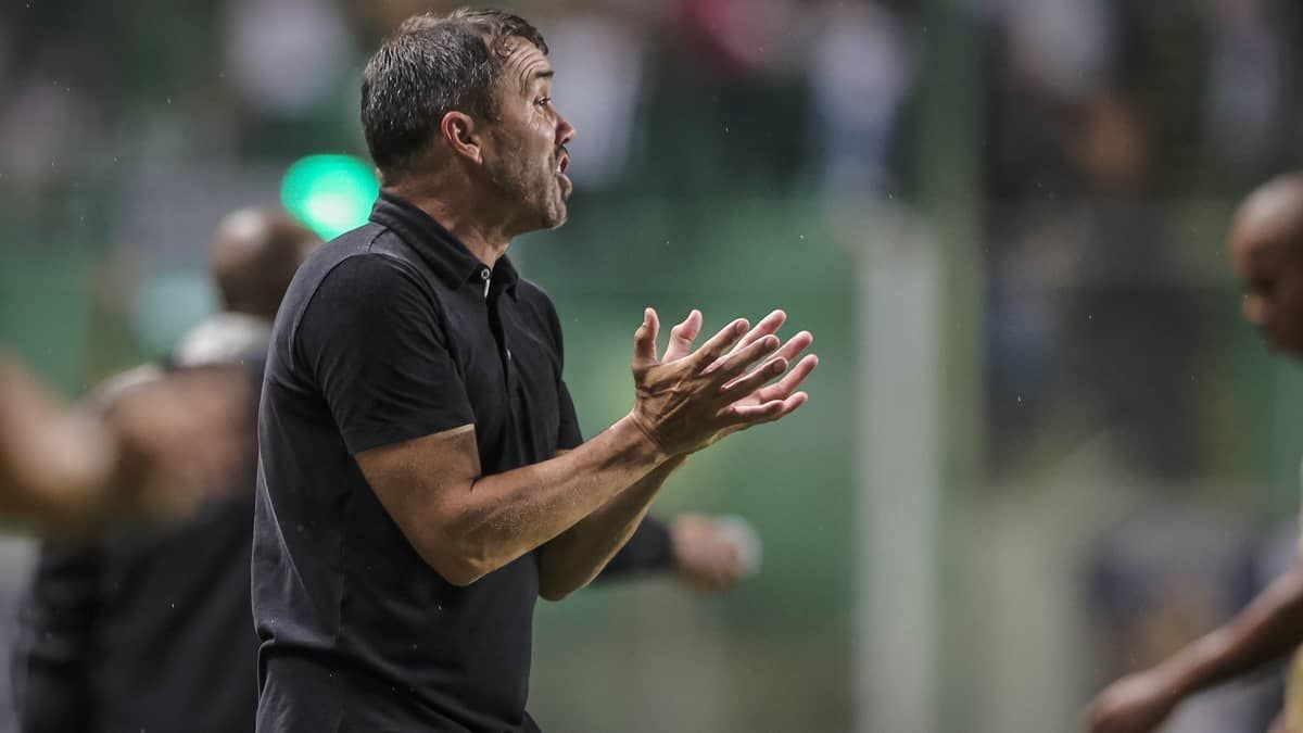 Cruzeiro x Atlético: Coudet carrega favoritismo para espantar 'fantasma' em clássicos no Brasil