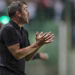 Cruzeiro x Atlético: Coudet carrega favoritismo para espantar 'fantasma' em clássicos no Brasil