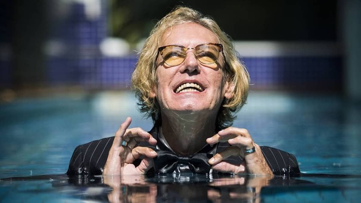 Aos 65 anos, Eduardo Dussek luta contra o Mal de Parkinson com alegria 