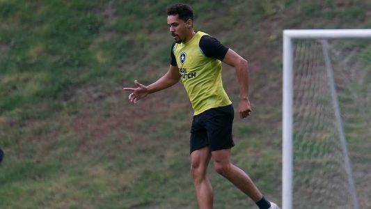 Eduardo em atividade do Botafogo, no CT Lonier