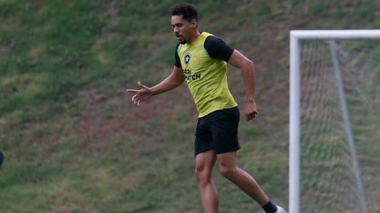 Eduardo em atividade do Botafogo, no CT Lonier