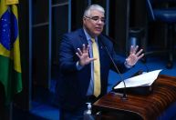 Senador Eduardo Girão articula vinda de opositora de Maduro ao Senado