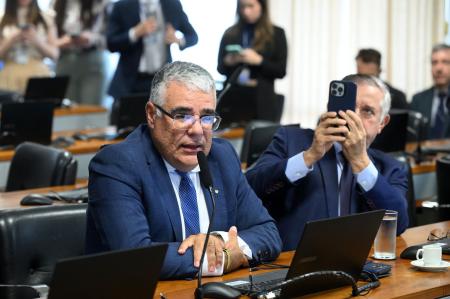 O senador Eduardo Girão (NOVO-CE)
