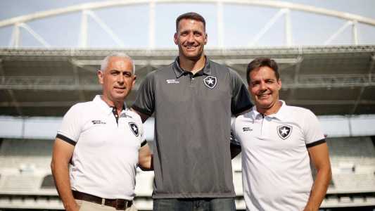 Eduardo Oliveira, ao centro, ao lado do Gerente do Futebol de Base Tiano Gomes e do Gerente Técnico Metodológico João Paulo Costa