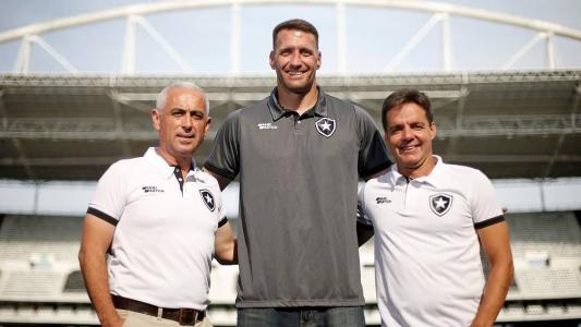 Eduardo Oliveira, ao centro, ao lado do Gerente do Futebol de Base Tiano Gomes e do Gerente Técnico Metodológico João Paulo Costa