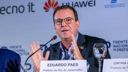 Eduardo Paes tem alta do hospital após ser internado com crise renal.