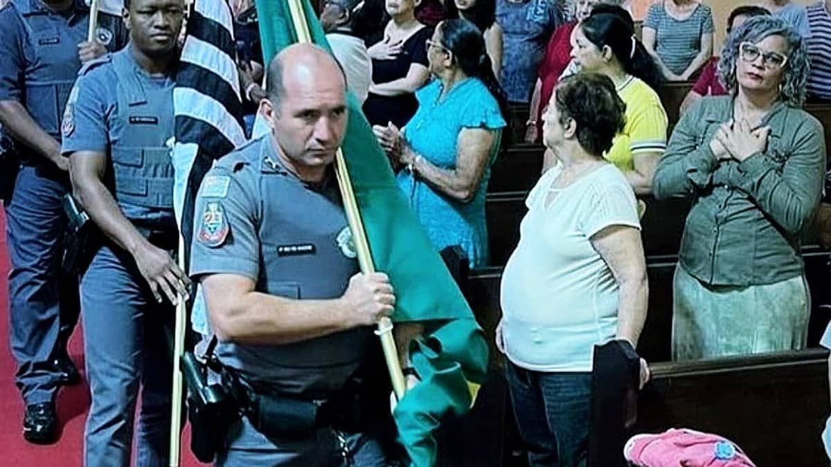 Sargento da PM morre baleado após carregar bandeira do Brasil em missa, em SP 