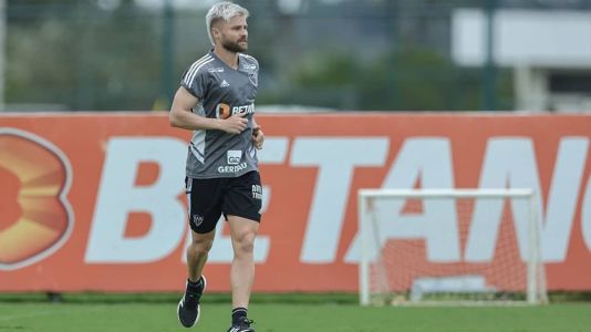 Eduardo Sasha treina na Cidade do Galo