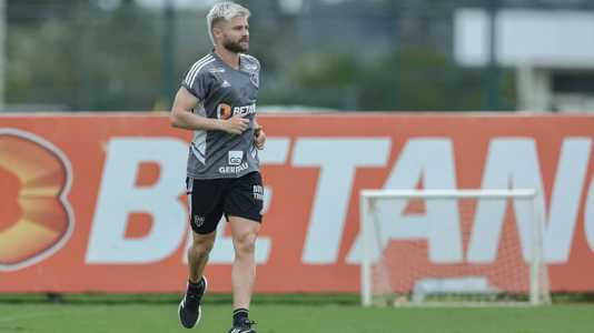 Eduardo Sasha treina na Cidade do Galo