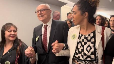 Eduardo Suplicy (PT-SP) entregou à presidência da Câmara um manifesto pelo marco regulatório da cannabis no Brasil