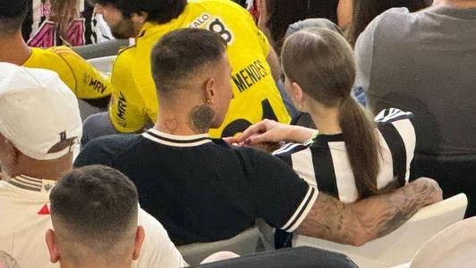 Eduardo Vargas, ao lado da noiva, foi acompanhar Atlético x Goiás na Arena MRV