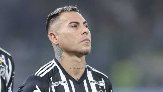 Eduardo Vargas, atacante chileno do Galo, é um dos pendurados para o duelo com o Fluminense