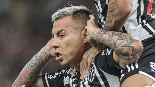 Eduardo Vargas colocou as mãos nas orelhas ao comemorar o gol contra o Internacional