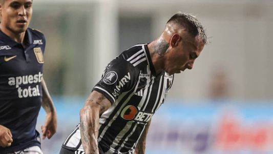 Eduardo Vargas em ação na vitória atleticana por 2 a 0 sobre o Alianza Lima