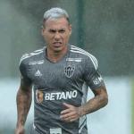 Com dores no joelho, Vargas desfalca o Atlético na decisão do Mineiro