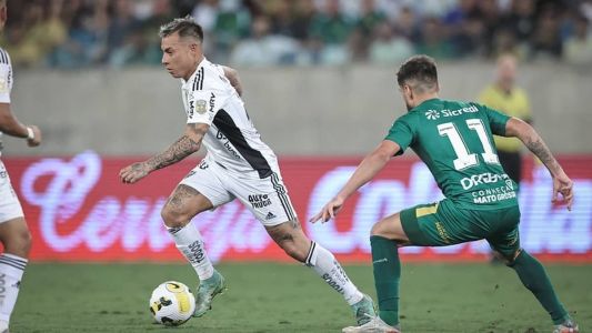 Eduardo Vargas foi titular na partida do Brasileirão no ano passado