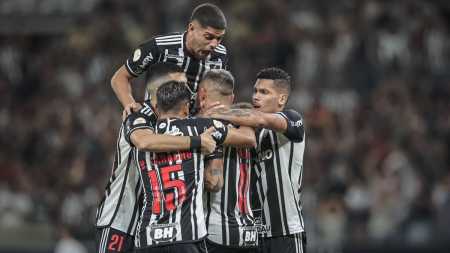 Eduardo Vargas marcou o primeiro gol da vitória do Atlético sobre o Internacional, no Mineirão