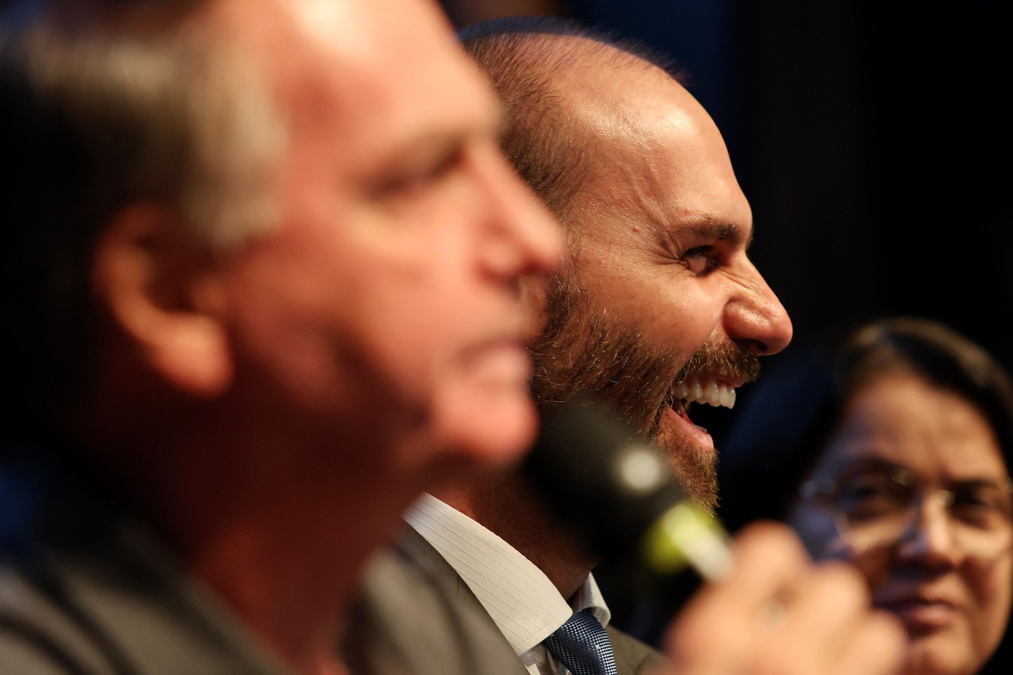Polícia Federal aponta 'esquema' de Jair e Eduardo Bolsonaro para ocultar recursos no exterior