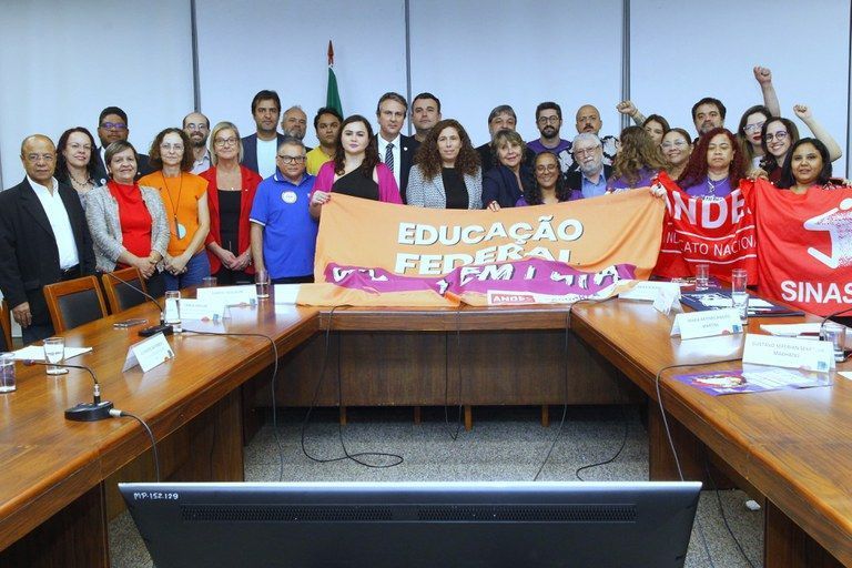 Governo federal assina acordo para encerrar a greve de servidores da Educação