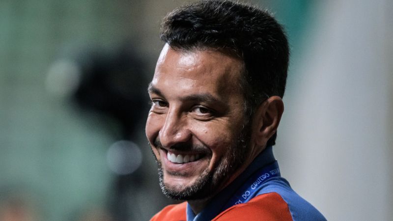Diretor do Cruzeiro comenta busca por reforços e negociação com Cássio