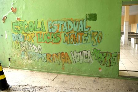 Sala de aula com elementos ligados à aprendizagem, como tabuada matemática e alfabeto