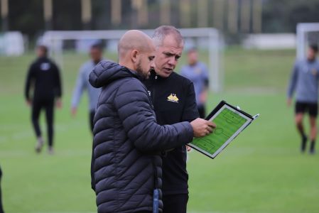 Eduardo Baptista e sua comissão técnica planejam equipe para duelo importante contra o Vila Nova