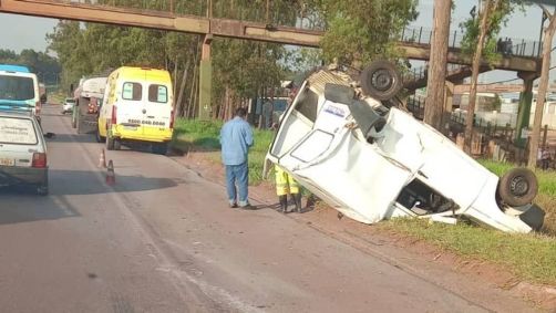 Após capotar, o carro parou com as rodas viradas para cima