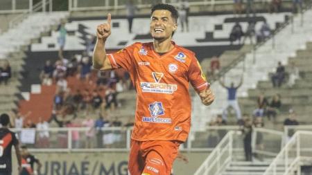 Egídio comemora primeiro gol pela Tombense