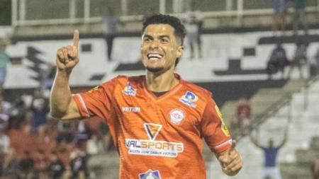 Egídio em jogo do Tombense, pela Série B