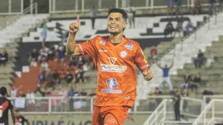 Egídio marcou belo gol em jogo aberto entre Tombense e Atlético-GO