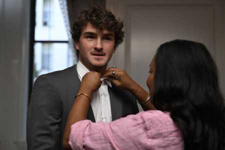 João Fonseca posa com traje fino para fotos da Laver Cup
