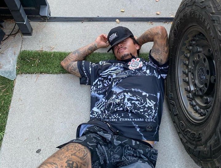 Entenda por que Nyjah Houston, bronze no skate, já posou com camisa do Corinthians