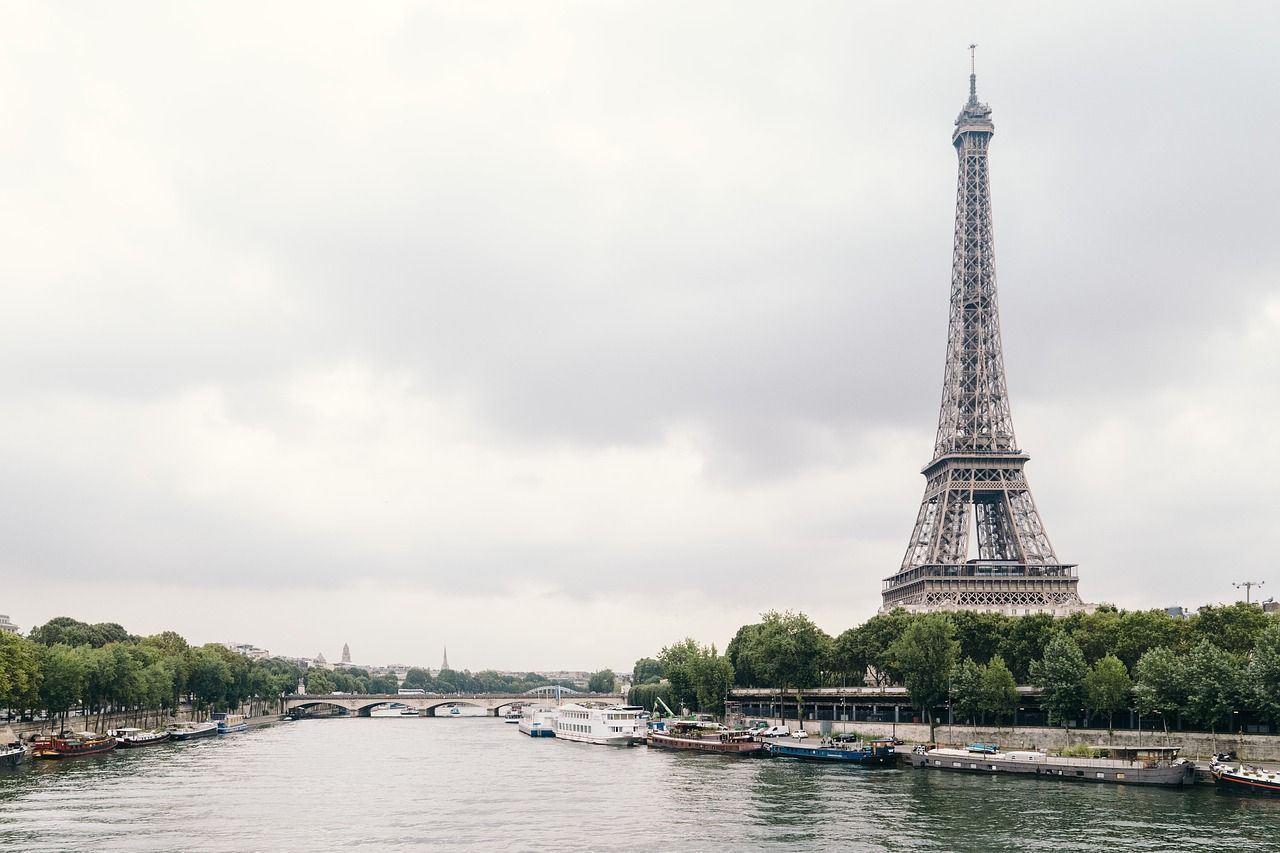 Torre Eiffel é evacuada após curto-circuito na véspera de Natal