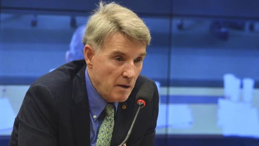 Foto mostra Eike Batista de boca aberta