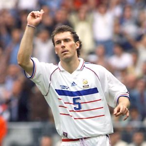 Laurent Blanc em ação pela França na Copa do Mundo de 1998