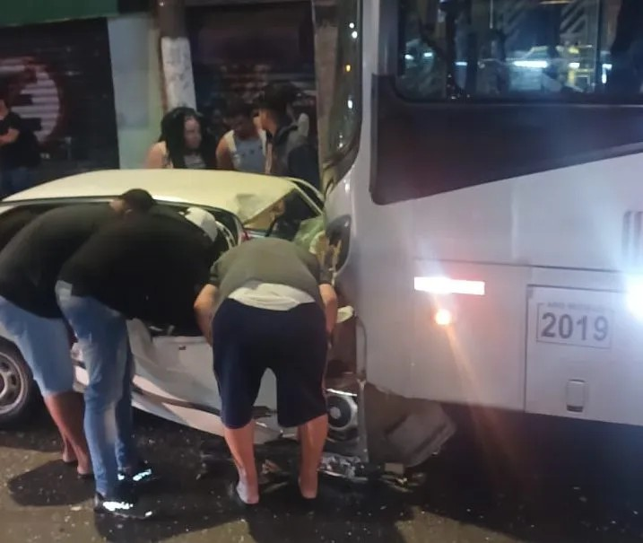 Três morrem e dois ficam gravemente feridos em acidente entre carro e ônibus em SP