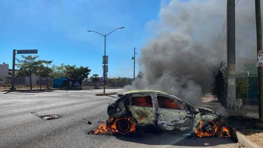 Nesta sexta-feira, os soldados retiraram dezenas de carros roubados e incendiados ao longo da cidade