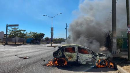 Nesta sexta-feira, os soldados retiraram dezenas de carros roubados e incendiados ao longo da cidade