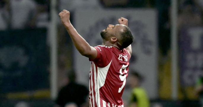Olympiacos marca na prorrogação, vence a Fiorentina e conquista a Conference League