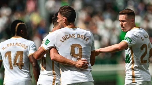 Elche venceu o Atlético de Madrid neste domingo (14)