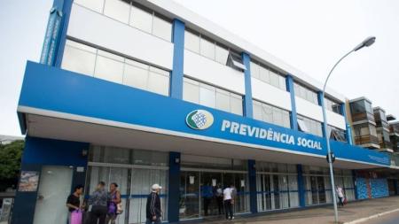 Ele explica que as pessoas enfrentam um tempo muito maior do que três meses devido defasagem de servidores do INSS